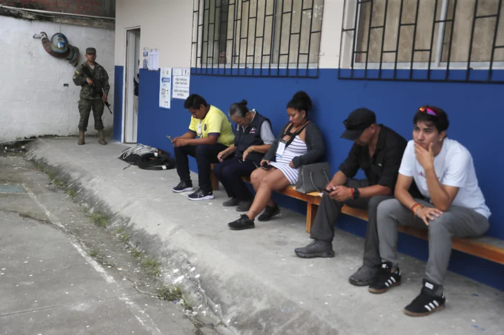 Comienza-votacion-que-define-la-Presidencia-de-Ecuador-entre-Daniel-Noboa-y-Luisa-Gonzalez-1-728x485