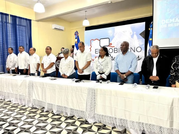 Parados_en_la_mesa