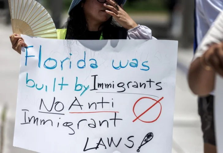 Florida-protesta-contra-ley-que-rechaza-a-migrantes-1-728x501