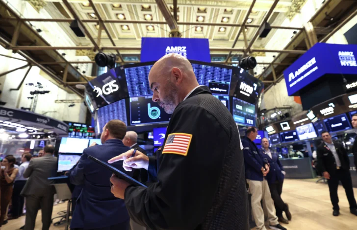 AFP__20250623__63FQ4Z9__v1__HighRes__TradersWorkOnTheFloorOfTheNewYorkStockExchangeN-728x470