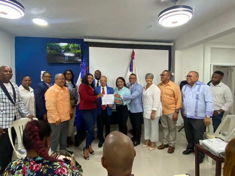 Aracelis_con_pergamino_