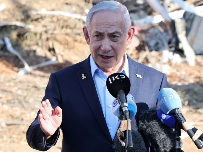 Benjamin-Netanyahu-con-la-prensa-768x576