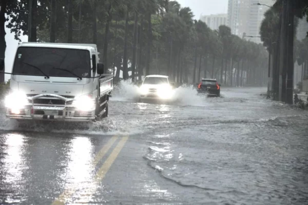 Camion-bajo-lluvia-en-la-calle-600x400