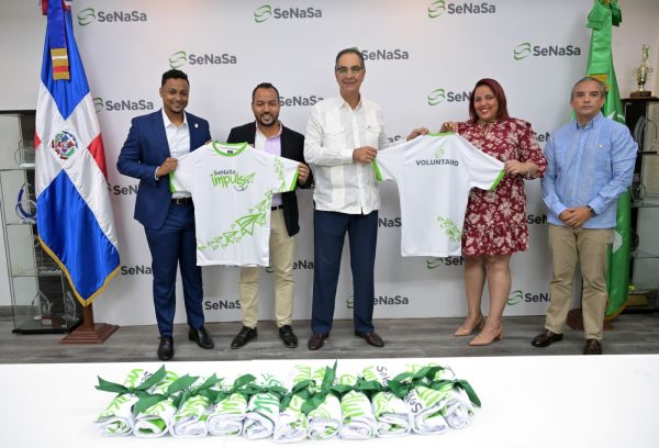 Director-ejecutivo-SENASA-doctor-Santiago-Hazim-junto-a-otros-colaboradores-Foto-Senasa-600x408