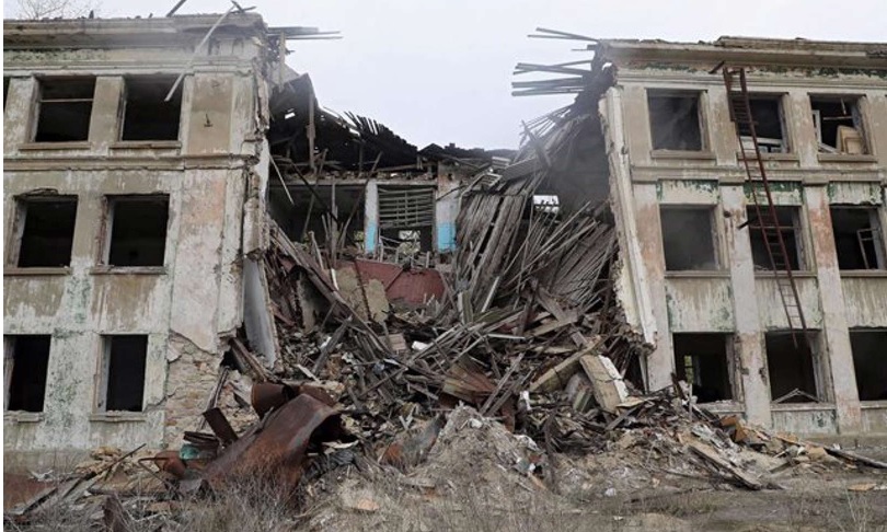 Edificio-residencial-destruido-en-Donesk-Ucrania-tras-un-ataque-ruso