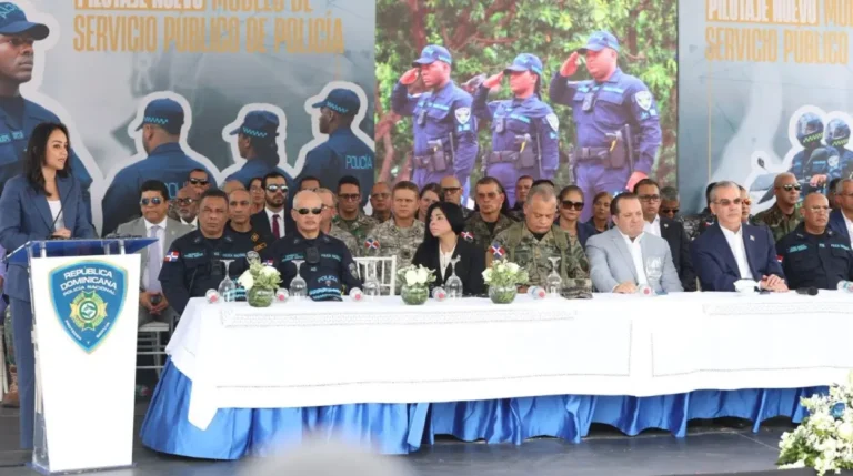 Farida-en-acto-Policia