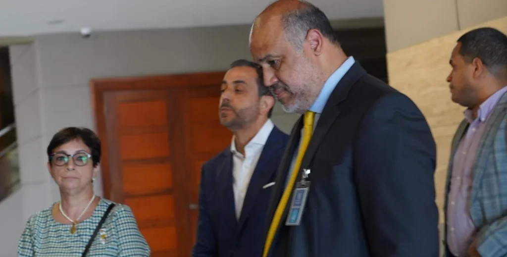 Llego-a-la-Procuraduria-acompanado-de-una-hermana-y-su-abogado-Miguel-Valerio-para-ser-interrogado.-Chaimy-Soriano