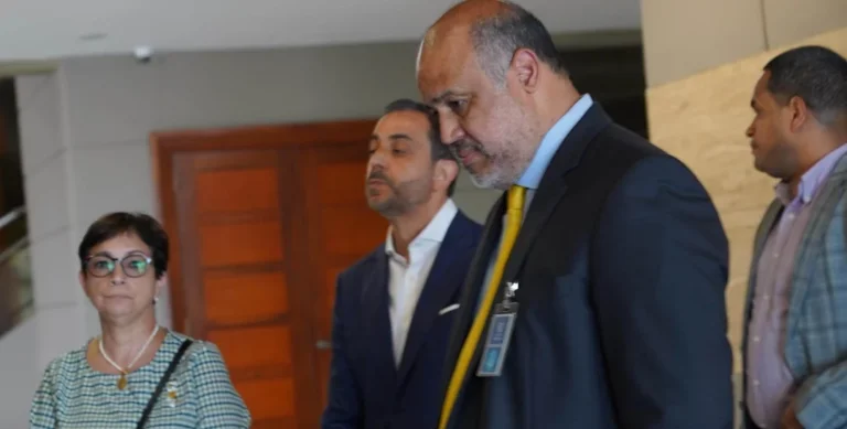 Llego-a-la-Procuraduria-acompanado-de-una-hermana-y-su-abogado-Miguel-Valerio-para-ser-interrogado.-Chaimy-Soriano