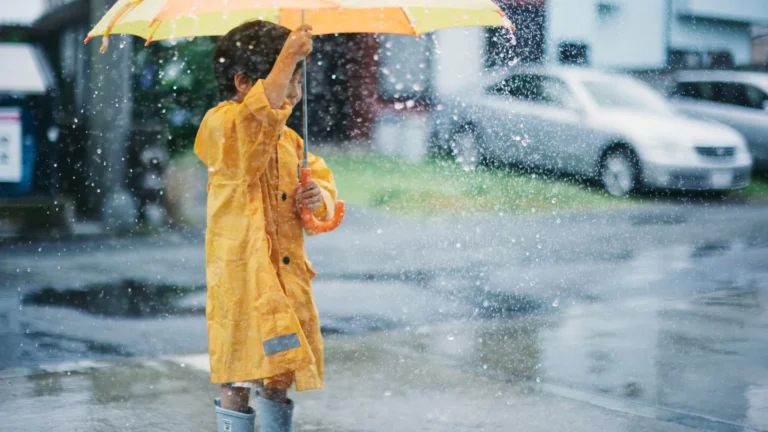 nino-con-paraguas-bajo-la-lluvia