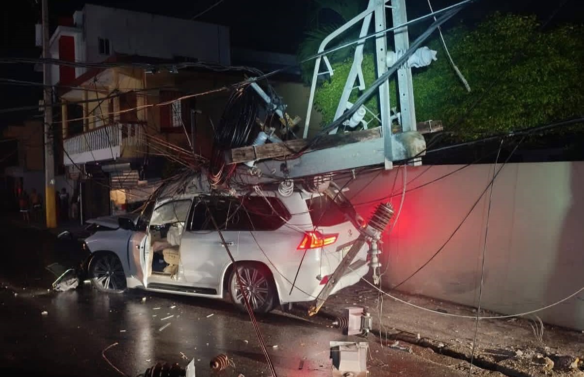 Conductor pierde el control de Jeepeta en Higüey y derriba poste ...