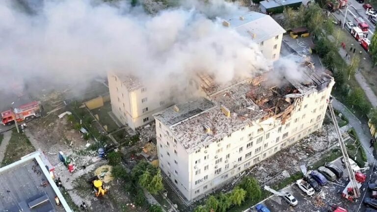 Edificio-residencial-atacado-por-rusia-en-Jarkov