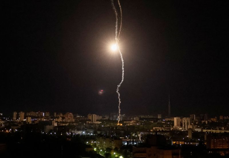 Explosión de un misil en el cielo de la ciudad durante un ataque ruso con misiles, en medio del ataque de Rusia a Ucrania, en Kiev, Ucrania