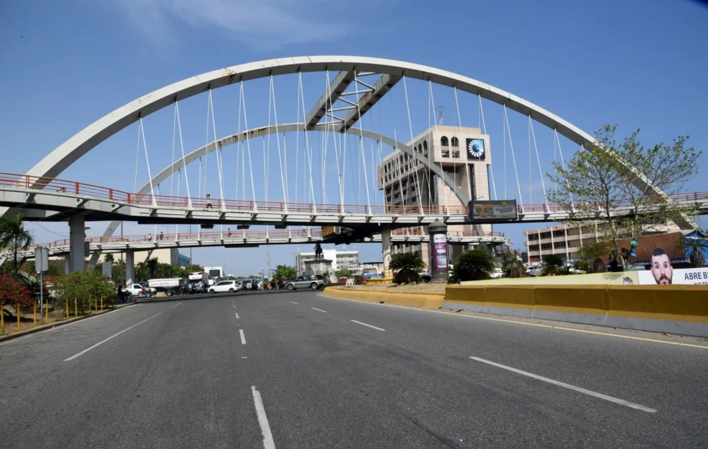 puente-peatonal-de-la-kenedy-con-gomez-24052019-mopc-scaled