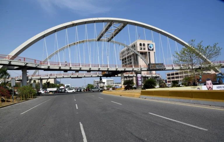 puente-peatonal-de-la-kenedy-con-gomez-24052019-mopc-scaled