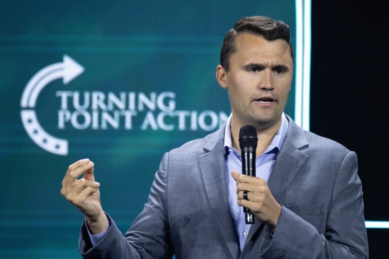 El comentarista conservador Charlie Kirk recibe un disparo en una universidad de EE.UU.