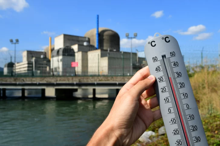 AFP__20240820__HL_RDOUCELIN_2490043__v1__HighRes__FranceHeatwaveAndNuclearPowerPlant-728x485