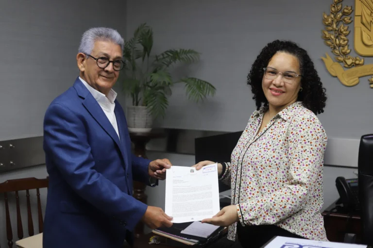 El-director-de-Presupuesto-Jose-Rijo-entrego-la-pieza-via-la-Secretaria-General-de-la-Camara-de-Diputados-scaled