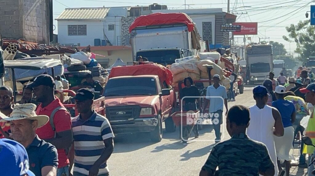Haitianos-por-el-puente-fronterizo-de-Dajabon-Foto-Jesus-Carrasco-El-Nuevo-Diario
