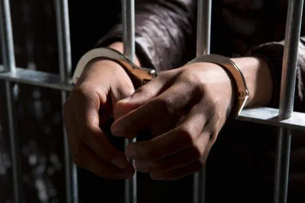 carcel-detenido-manos-reja-carcel-esposas-600x400-1