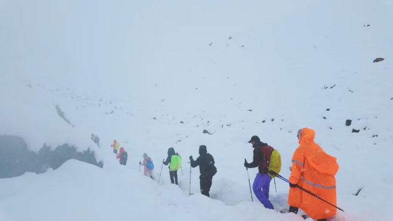 Casi-mil-escaladores-quedaron-varados-en-el-Everest-tras-una-tormenta-de-nieve