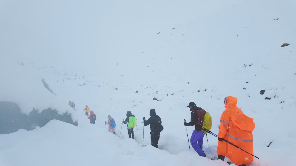 Casi-mil-escaladores-quedaron-varados-en-el-Everest-tras-una-tormenta-de-nieve
