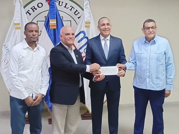 Arroyo_entregando_cheque