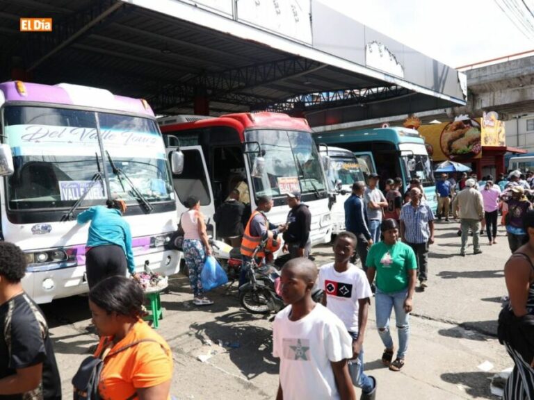 Pasajeros-en-las-paradas-del-Sur-900x675