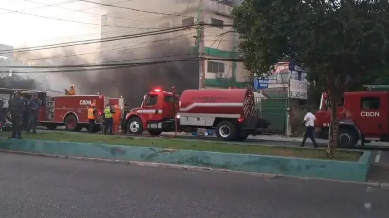 explosion-en-ferreteria-san-miguel-en-avenida-independencia-genera-incendio-7547c7c5-focus-0-0-1200-675