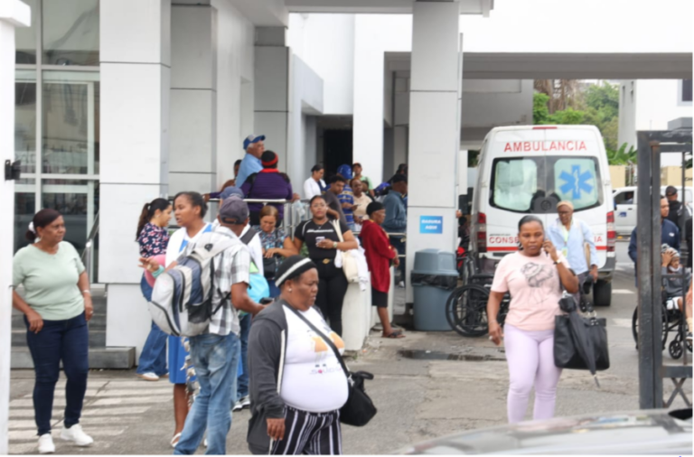 Pacientes-en-las-afueras-del-oncologico-900x593