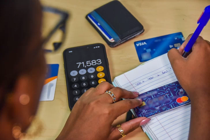 Tarjetass-de-credito-y-dinero-26-728x487