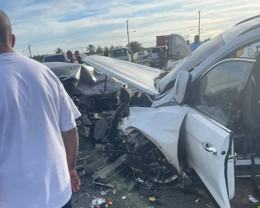 Condicion-en-que-quedo-la-yipeta-que-choco-en-Bani