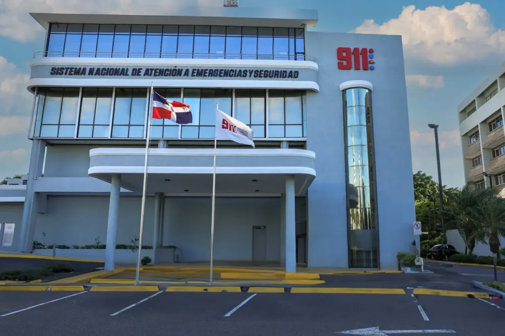 Foto-fachada-sede-principal-del-Sistema-911-en-Santo-Domingo
