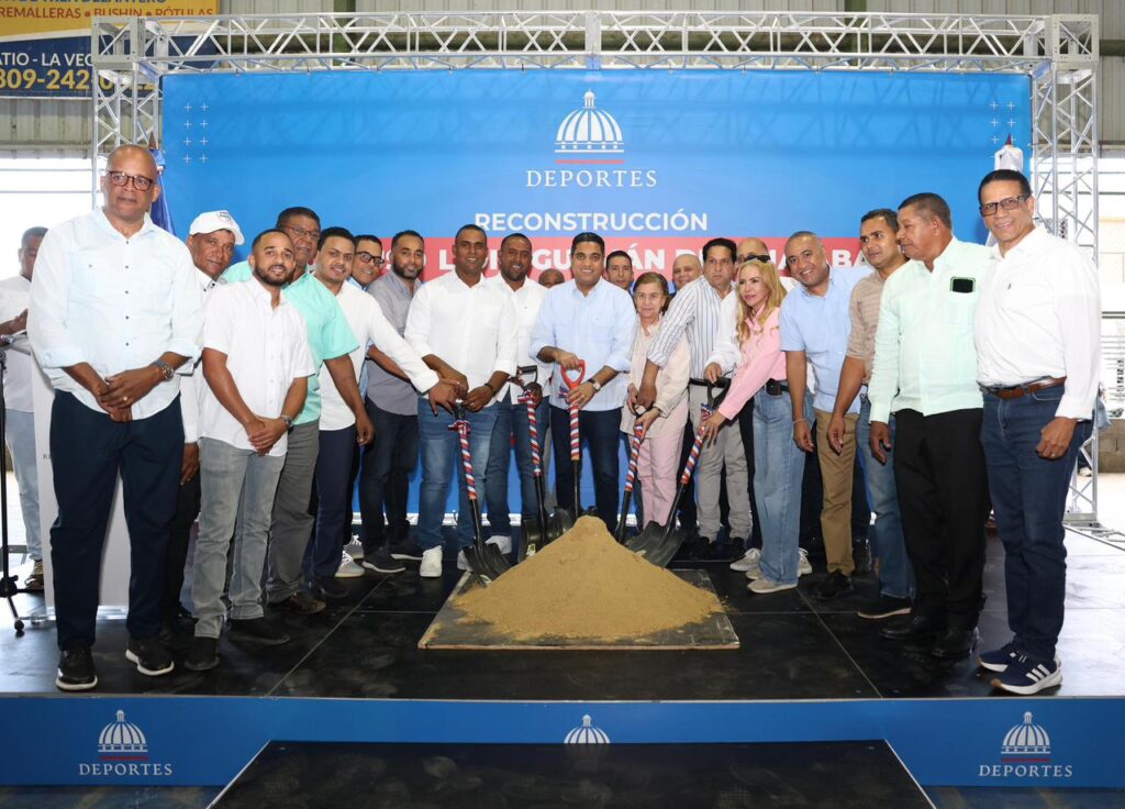 Kelvin-Cruz-junto-a-personalidades-en-Jima-Abajo-Foto-Miderec