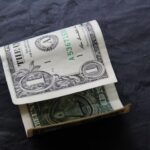 billete-dolar-sobre-superficie-negra_181624-16837-728x485