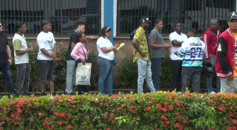 unas-1400-personas-solicitan-la-nueva-licencia-en-la-sede-del-intrant-69e86d2a-focus-0-0-1200-675