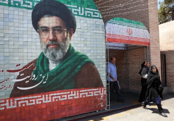IRAN-JAMENEI-MURAL-jpg-768x521