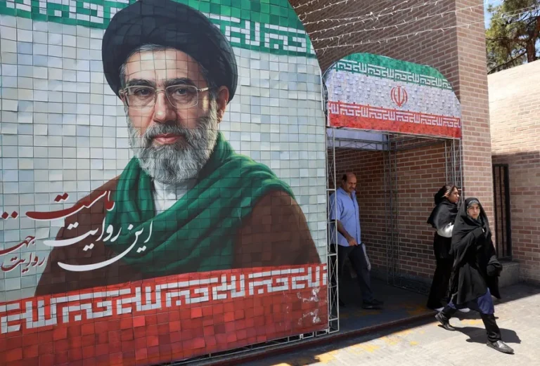 IRAN-JAMENEI-MURAL-jpg-768x521