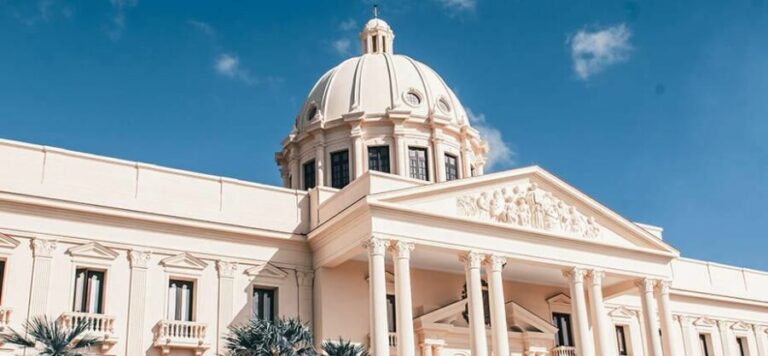 El-Palacio-Nacional-de-Republica-Dominicana-900x417