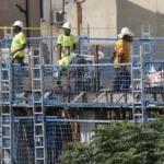Espana-contrata-mas-facilmente-fuera-de-la-UE-pero-retiene-peor-a-esos-trabajadores