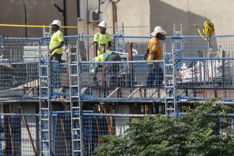 Espana-contrata-mas-facilmente-fuera-de-la-UE-pero-retiene-peor-a-esos-trabajadores