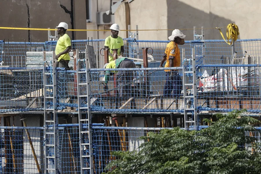 Espana-contrata-mas-facilmente-fuera-de-la-UE-pero-retiene-peor-a-esos-trabajadores
