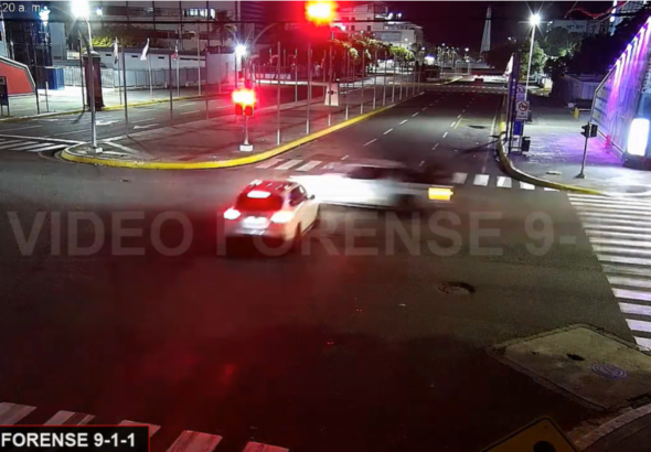 Momento-en-que-el-conductor-del-Porche-cruza-en-rojo-la-interseccion