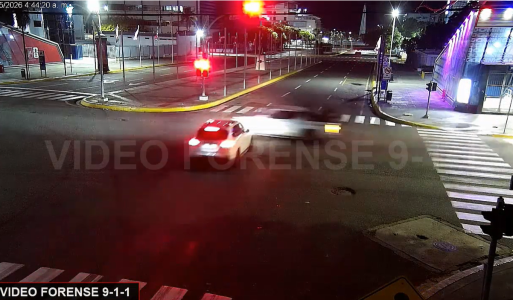 Momento-en-que-el-conductor-del-Porche-cruza-en-rojo-la-interseccion