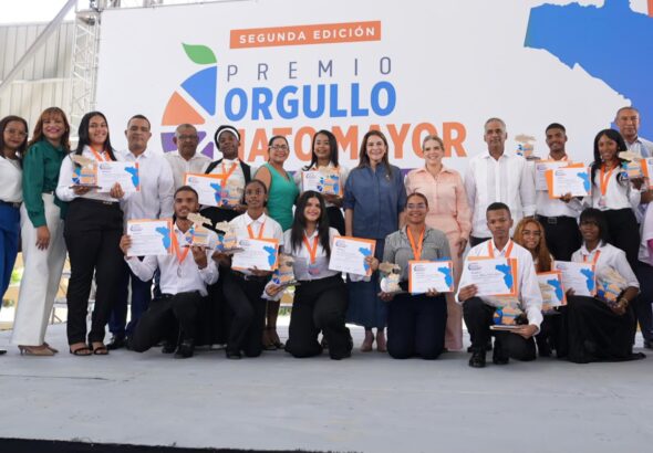 Carmen-Ligia-Barcelo-celebra-el-Premio-Orgullo-Hato-Mayor-Foto-2