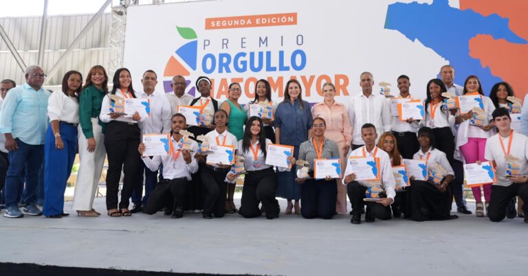 Carmen-Ligia-Barcelo-celebra-el-Premio-Orgullo-Hato-Mayor-Foto-2