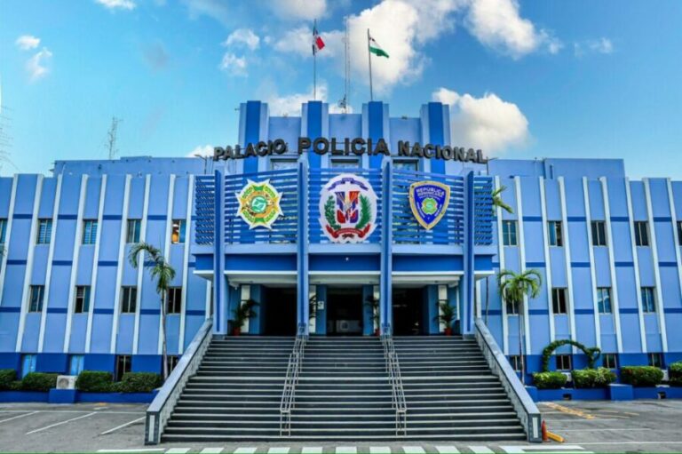 Facahada-de-la-Policia-Nacional-900x599
