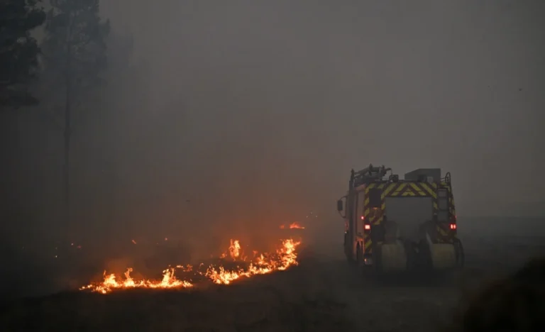 Francia-contiene-incendio-que-desplazo-a-220.000-personas-1140x694