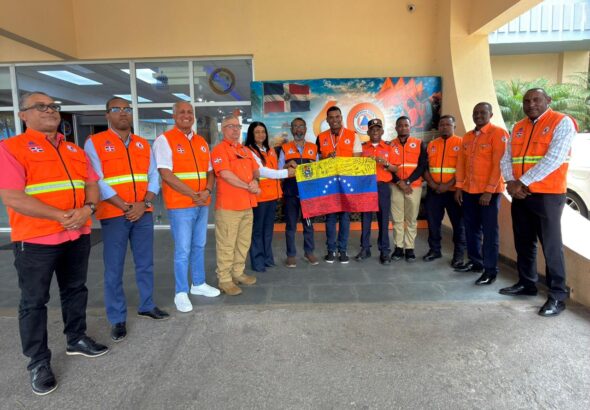 Juan-Salas-y-Carlos-Alberto-Mora-junto-a-miembros-de-la-Defensa-Civil-Foto-Defensa-Civil