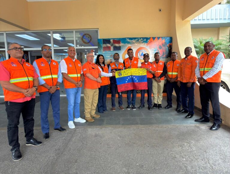 Juan-Salas-y-Carlos-Alberto-Mora-junto-a-miembros-de-la-Defensa-Civil-Foto-Defensa-Civil