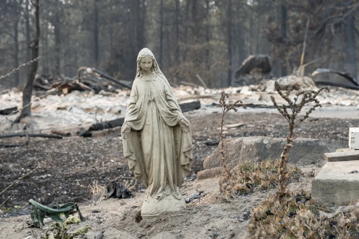 AFP__20260803__C3TU6WE__v3__HighRes__ThousandsToldToEvacuateAsWildfiresWorsenInWashi-728x485